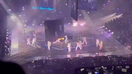 突发！香港体育馆演唱会大屏幕跌落，砸中两名舞蹈演员！