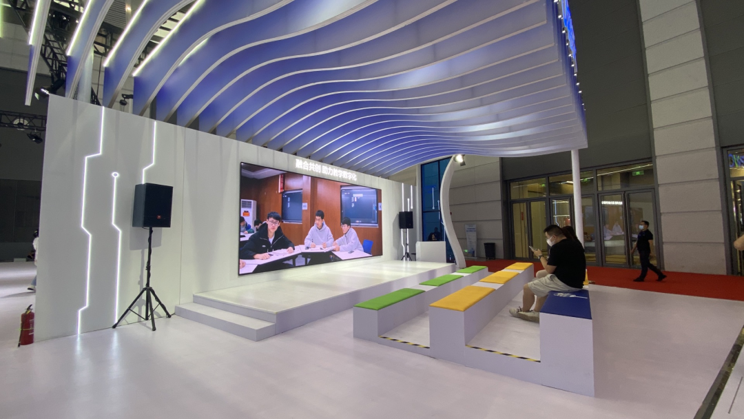 QSTECH青松携智慧教育显示解决方案亮相高博会！