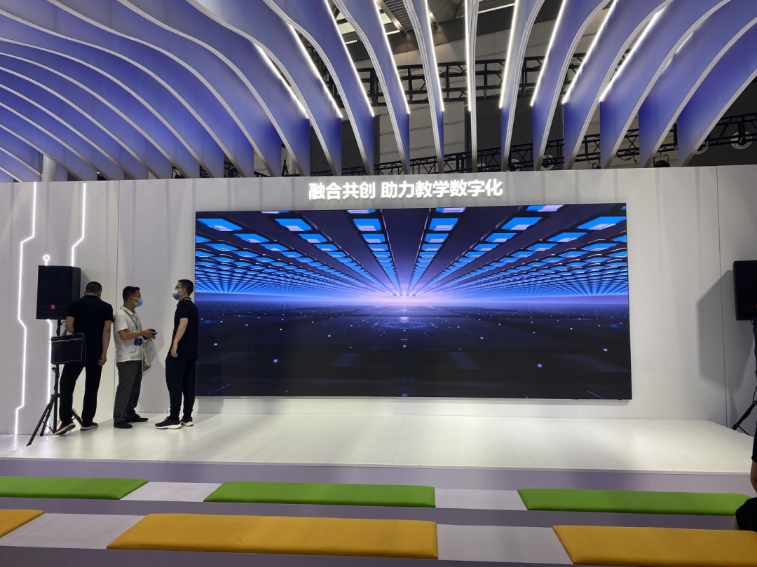 QSTECH青松携智慧教育显示解决方案亮相高博会！