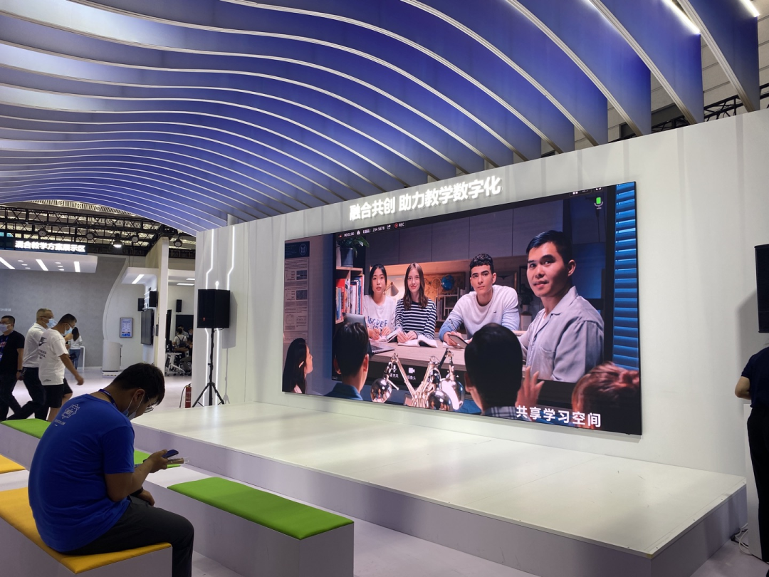 QSTECH青松携智慧教育显示解决方案亮相高博会！