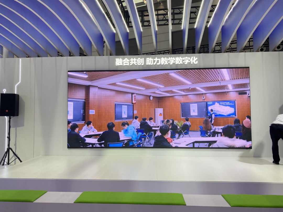 QSTECH青松携智慧教育显示解决方案亮相高博会！