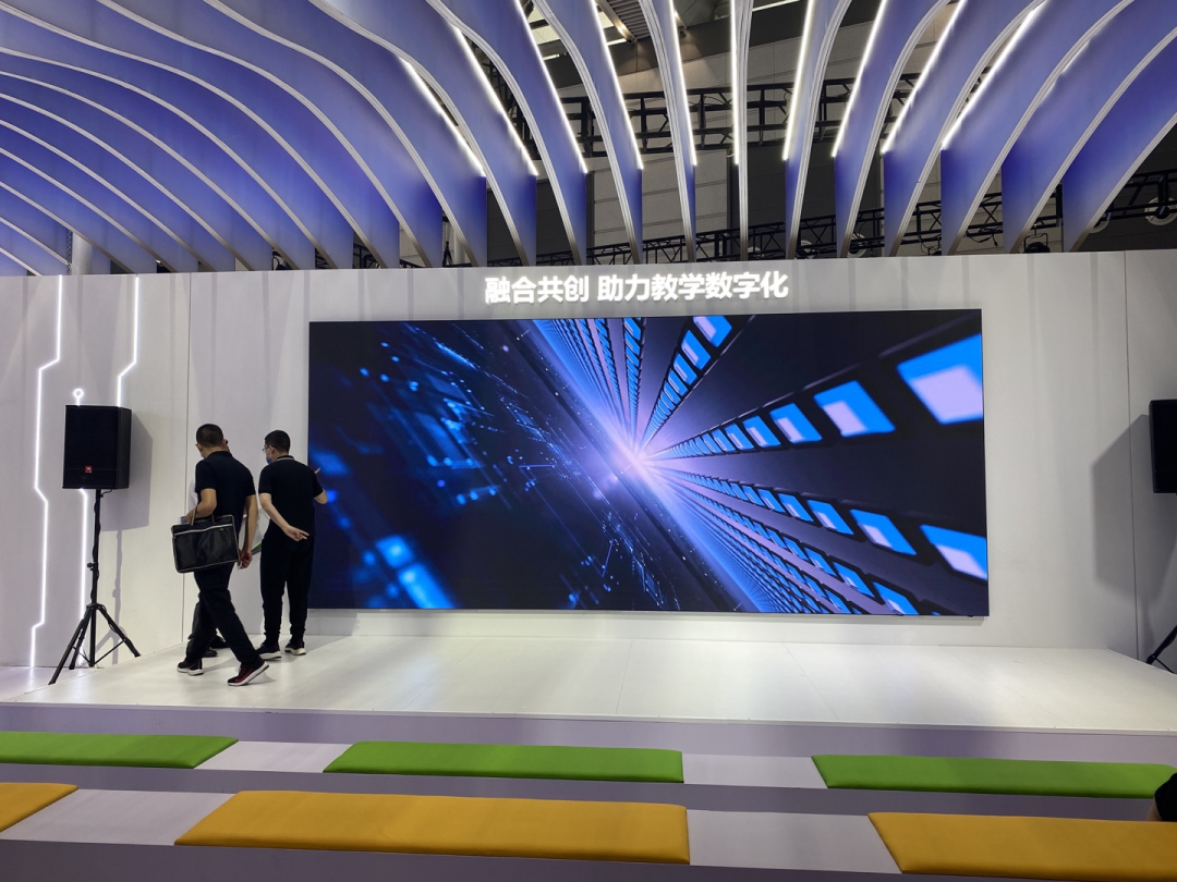QSTECH青松携智慧教育显示解决方案亮相高博会！
