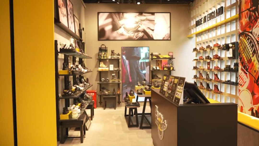 飞利浦商显赋能Dr.Martens淮海店数字化建设