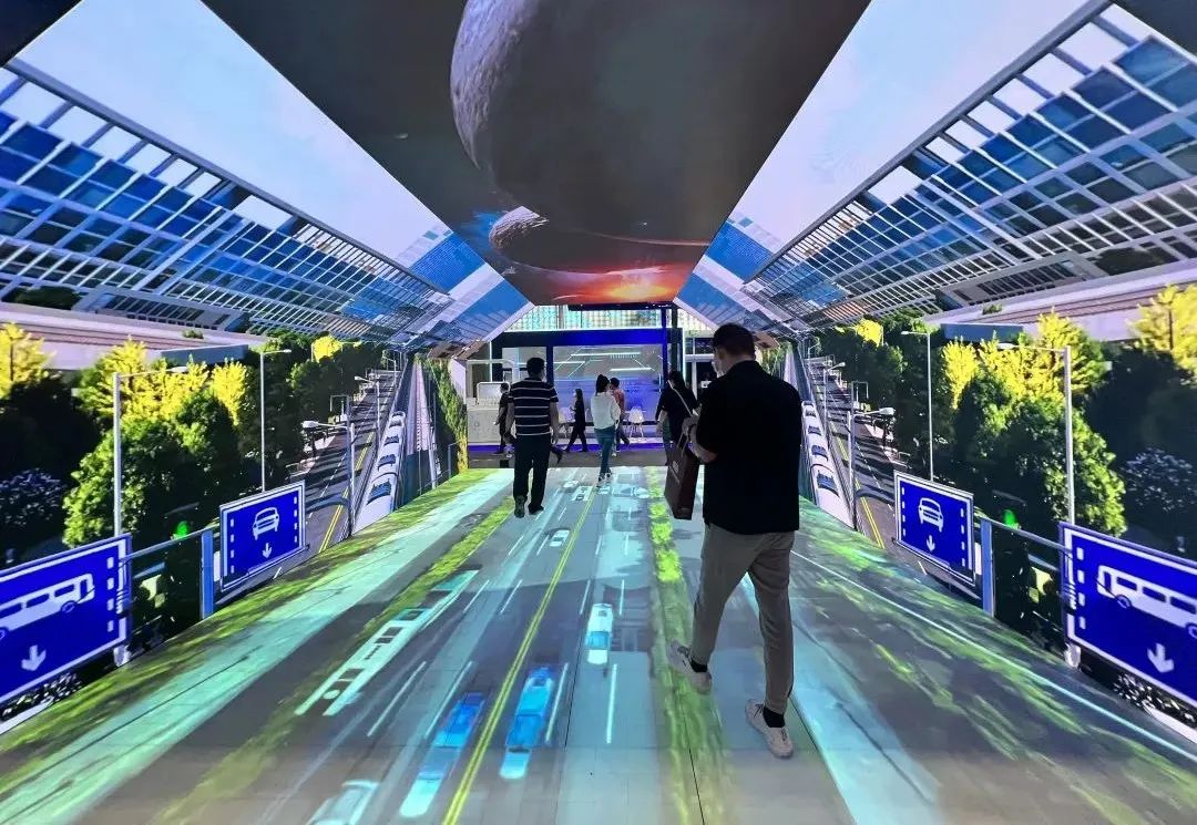 北京市委书记蔡奇走访服贸会，体验利亚德沉浸式显示解决方案