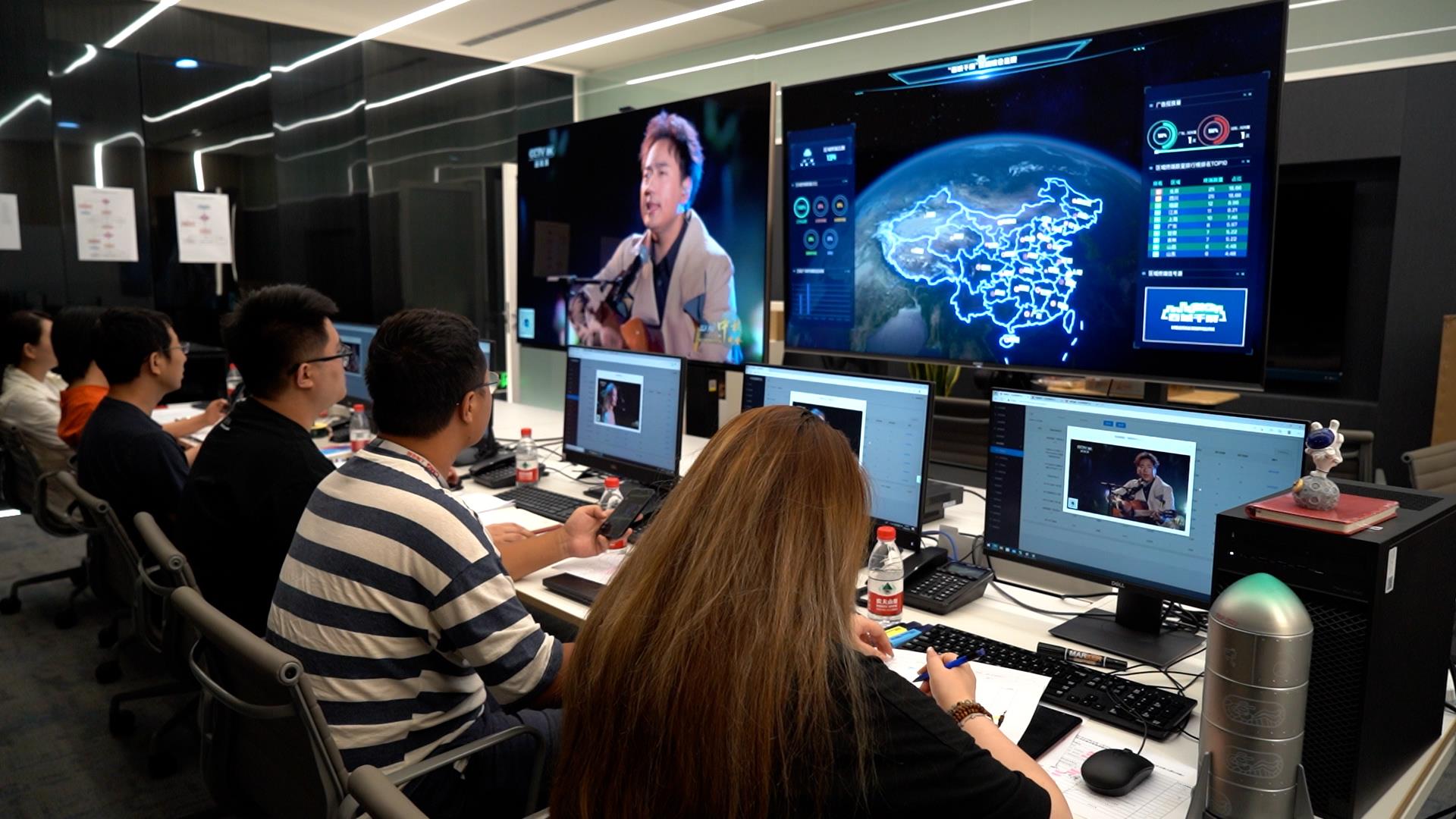 “百城千屏”精彩首秀 总台秋晚点亮70城市街头