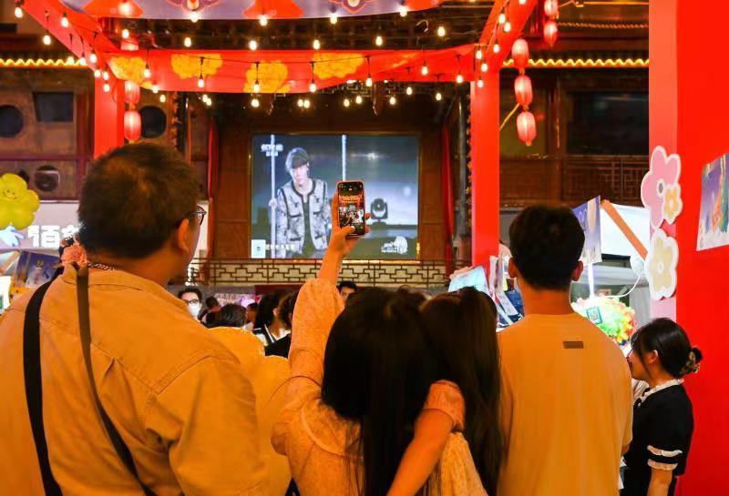 “百城千屏”精彩首秀 总台秋晚点亮70城市街头