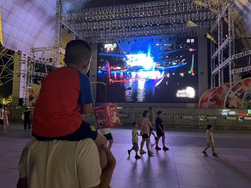 “百城千屏”精彩首秀 总台秋晚点亮70城市街头