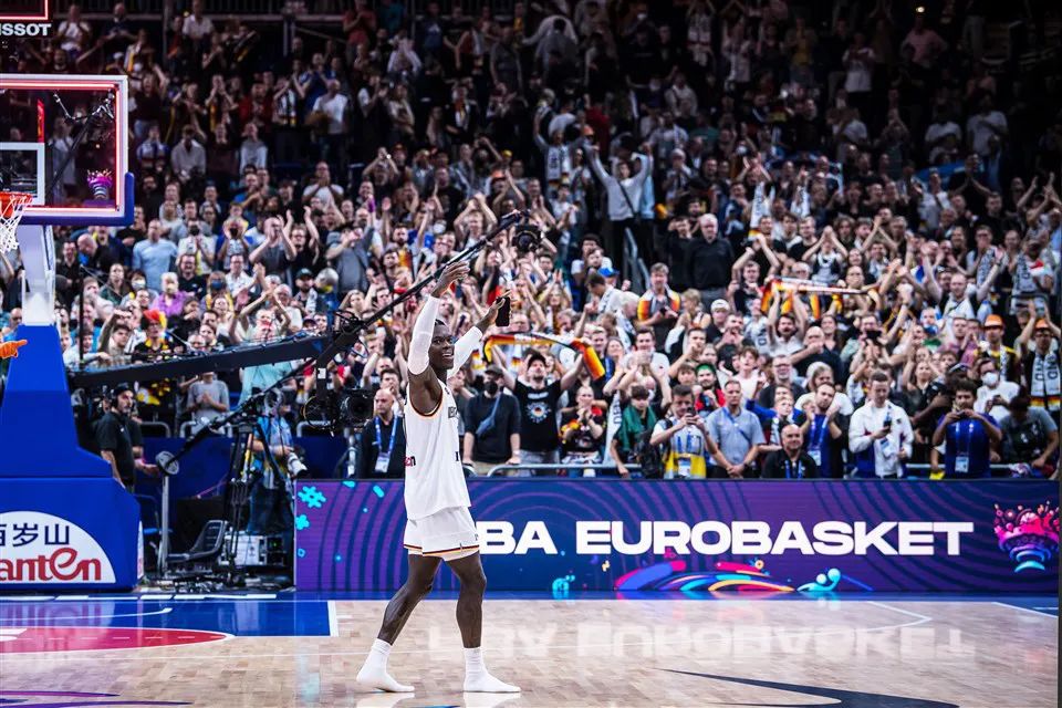 【官宣】国际篮联与洲明集团为国际篮联欧洲杯推出联名LED显示屏