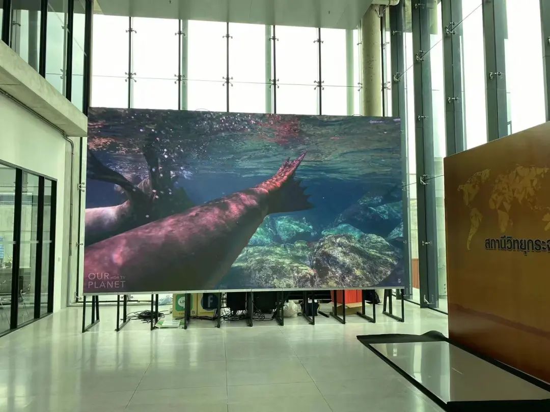 惊艳落地!巨型海信小间距LED显示屏点亮泰国议会电视台 惊艳落地!巨型海信小间距LED显示屏点亮泰国议会电视台