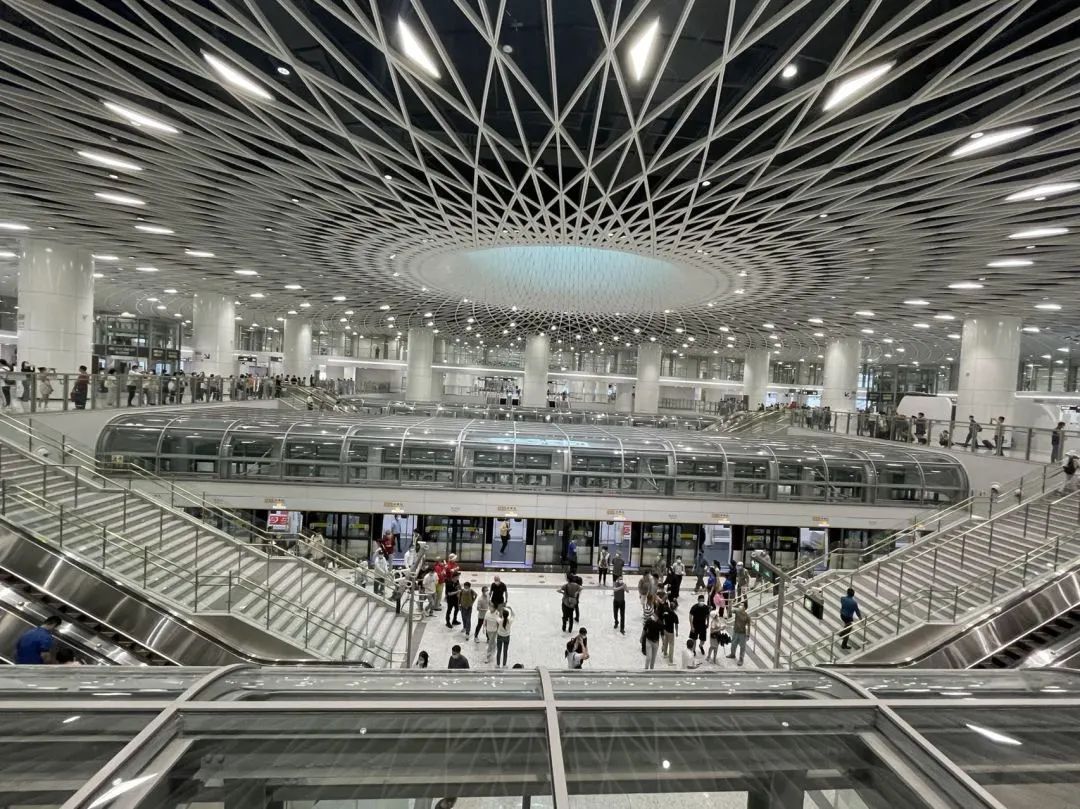 又上央视!联建光电再次“霸屏”,64套屏点亮深圳14号坪山首条地铁线 又上央视!联建光电再次“霸屏”,64套屏点亮深圳14号坪山首条地铁线