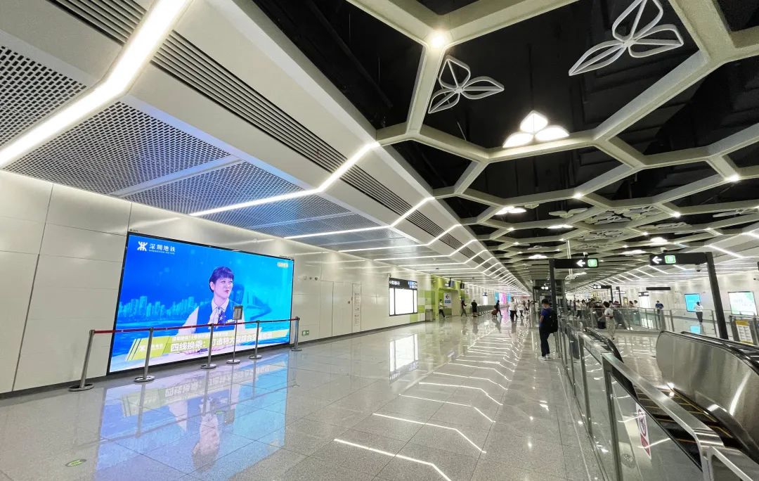 又上央视!联建光电再次“霸屏”,64套屏点亮深圳14号坪山首条地铁线 又上央视!联建光电再次“霸屏”,64套屏点亮深圳14号坪山首条地铁线