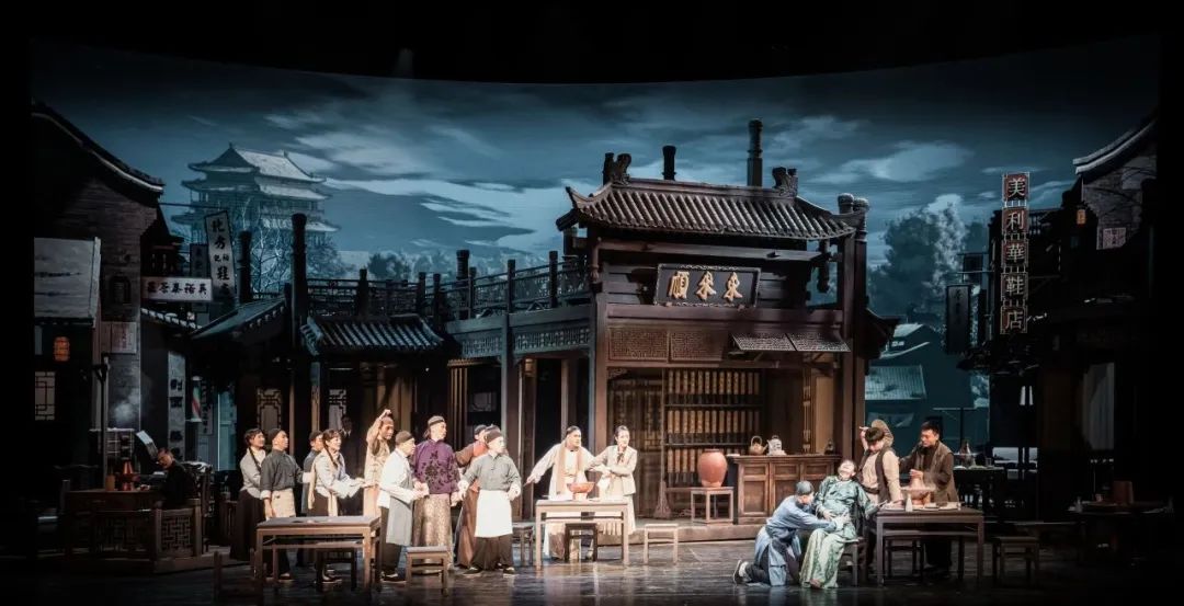 “摆烂”、“演唱会不唱歌”的伍佰？舞台背后的LED大屏可不“摆烂”