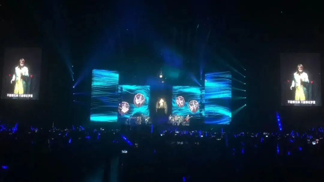 “摆烂”、“演唱会不唱歌”的伍佰？舞台背后的LED大屏可不“摆烂”