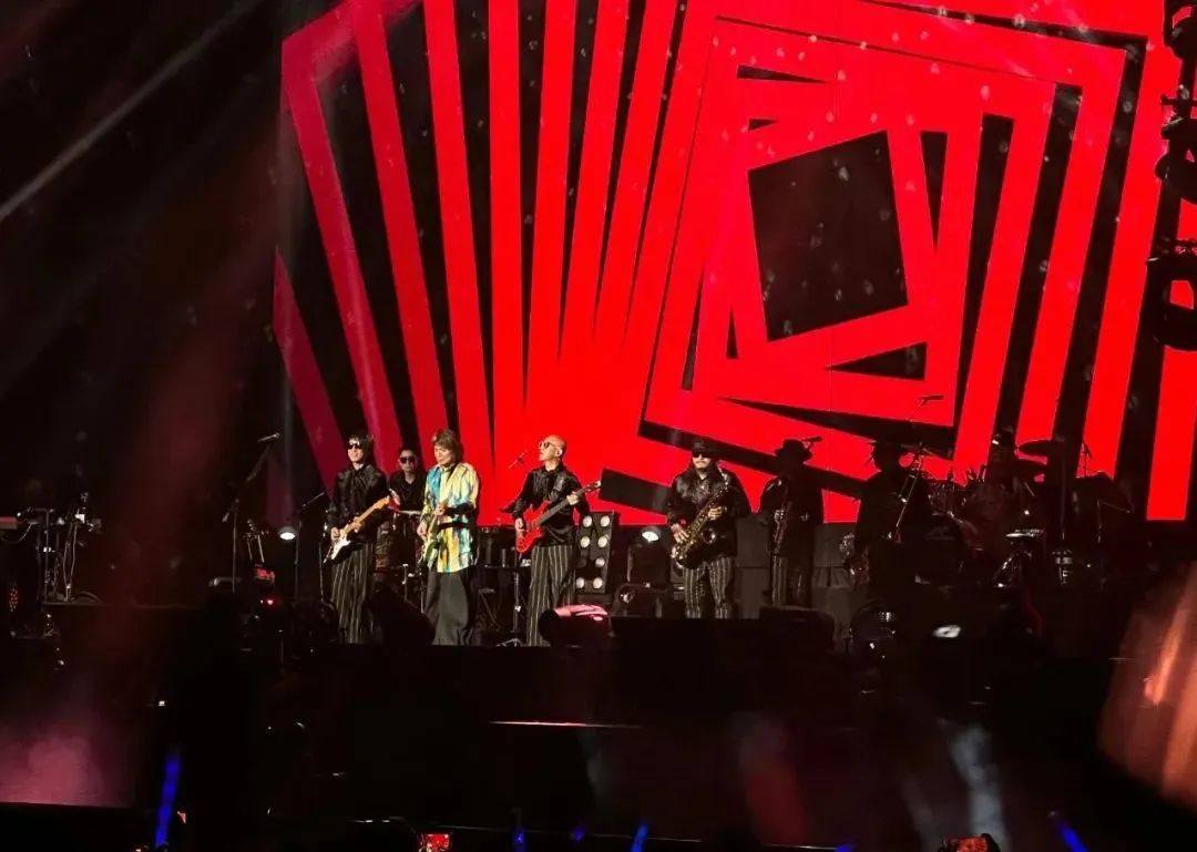 “摆烂”、“演唱会不唱歌”的伍佰？舞台背后的LED大屏可不“摆烂”