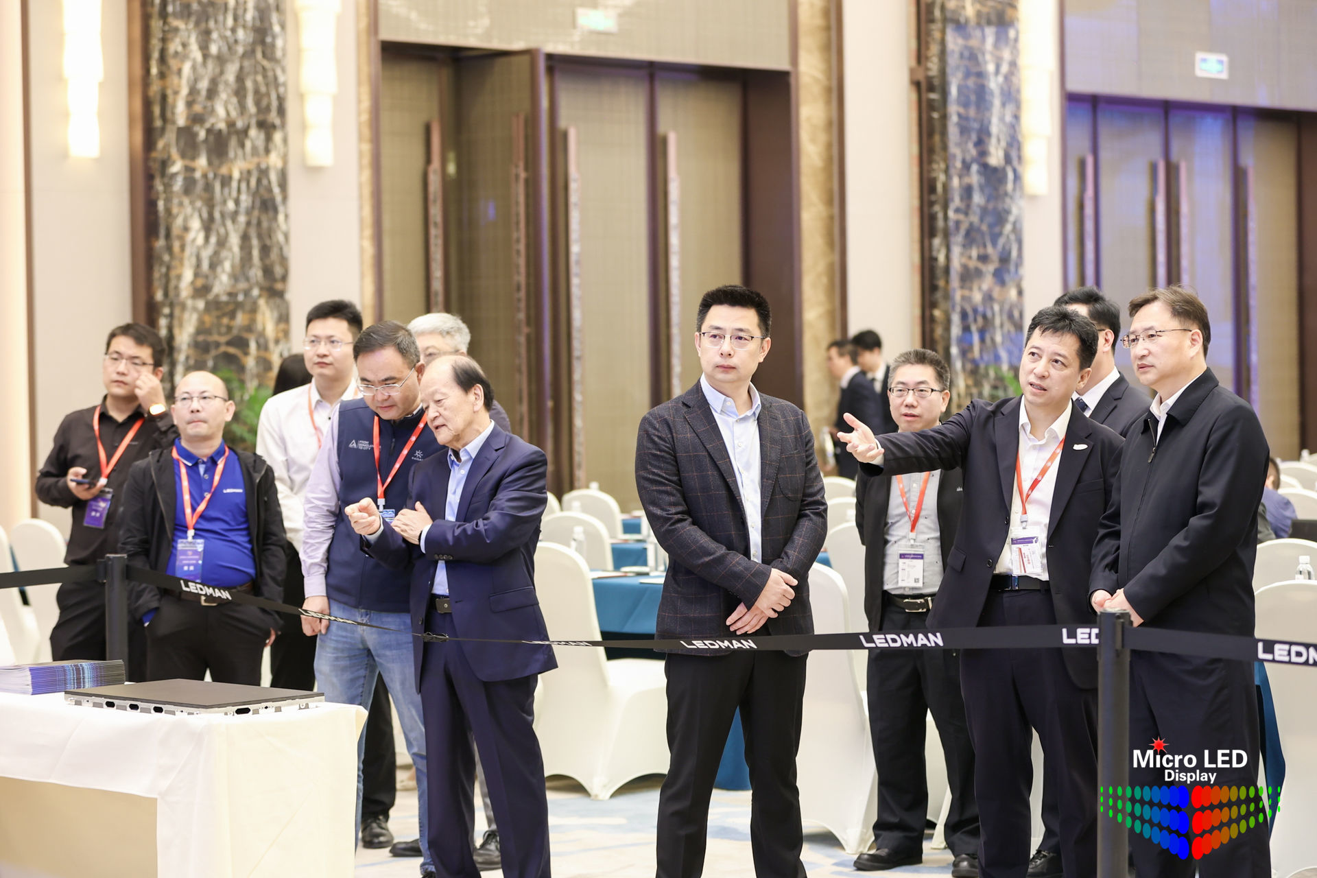 雷曼携手沃格推出全球首款PM驱动玻璃基Micro LED显示屏