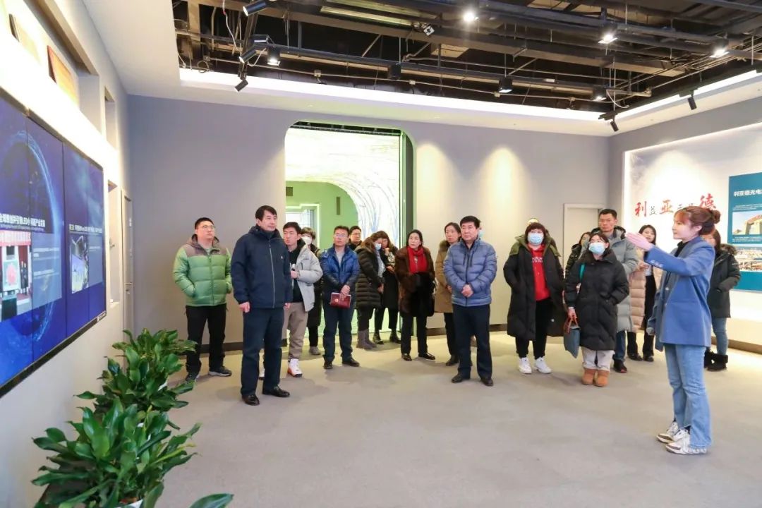 北京市海淀镇党建活动走进利亚德