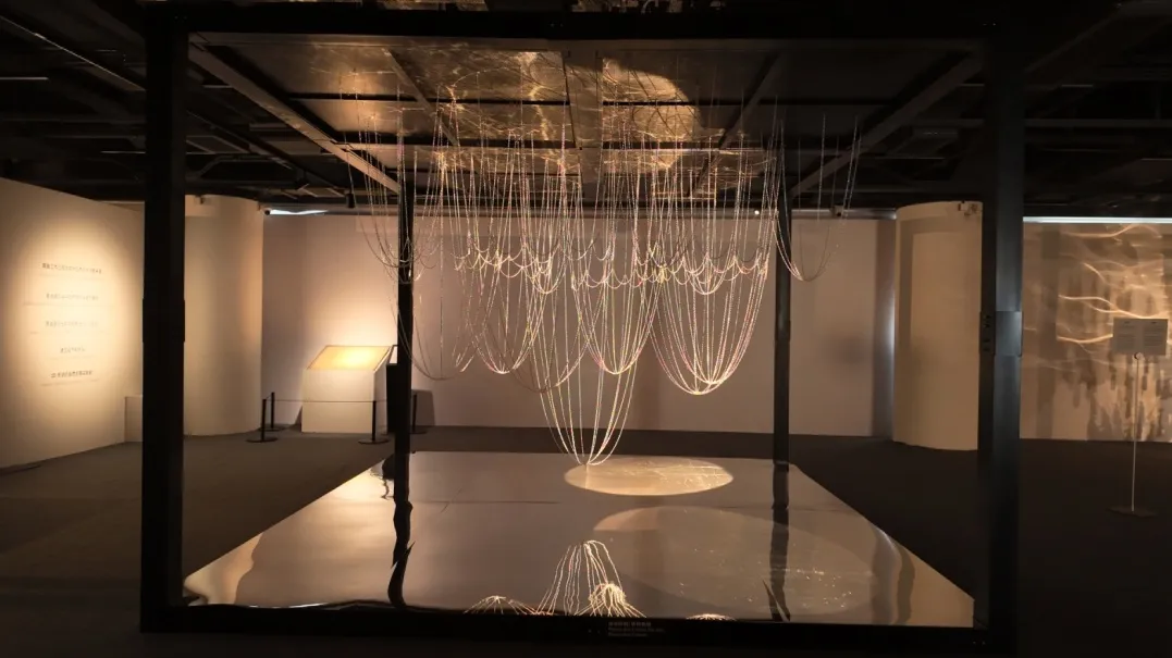 深圳天空美术馆高迪特展，美矽微全息隐形以独特的媒体形态，穿越百年与“高迪之声”和鸣