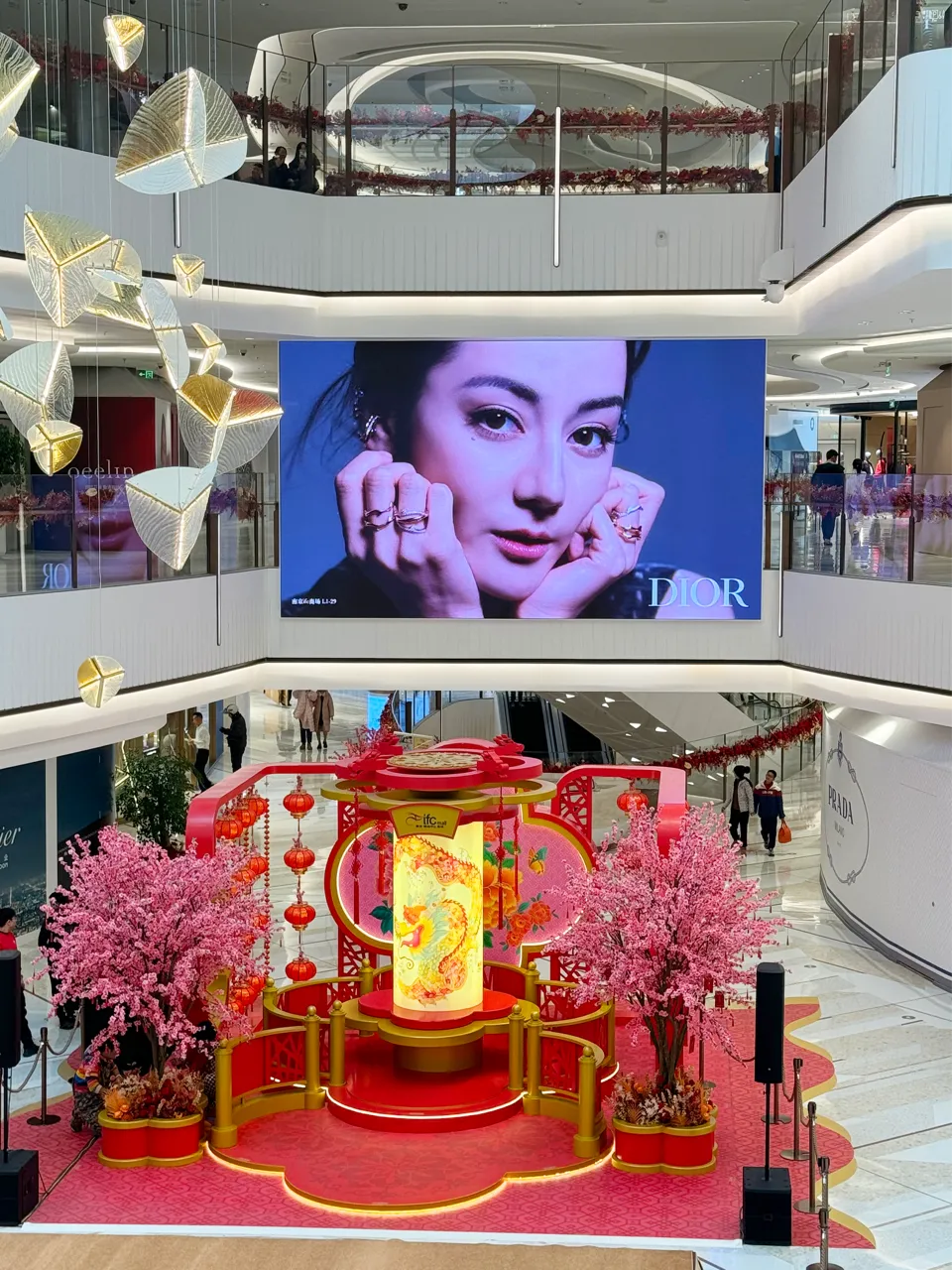 【南京国金中心IFC】高奢品牌云集，联建光电璀璨显示勾勒奢华之都