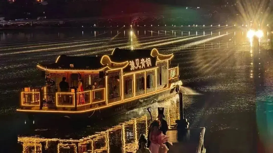 CCTV报道 | 利亚德倾情打造行浸式光影盛宴《如意·龙湖》，闪耀郑州！