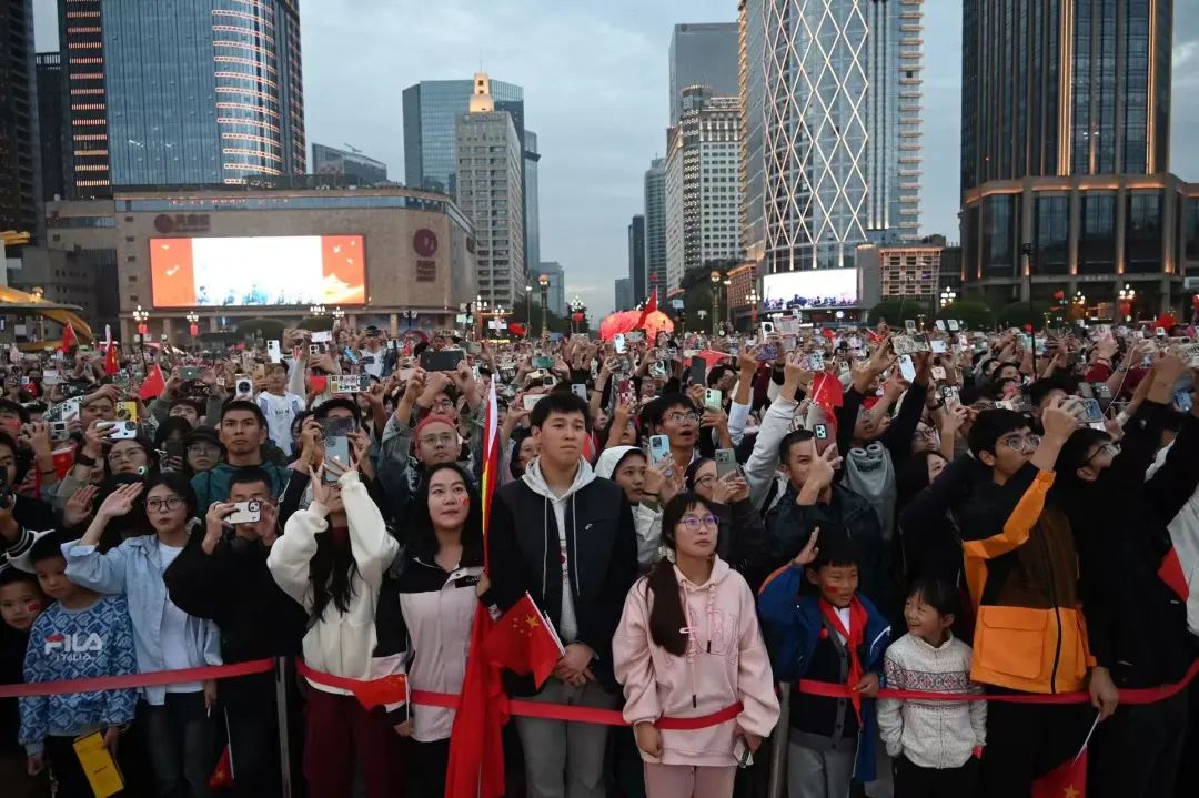 国庆当日，成都天府广场国旗飘扬！那抹红超燃！