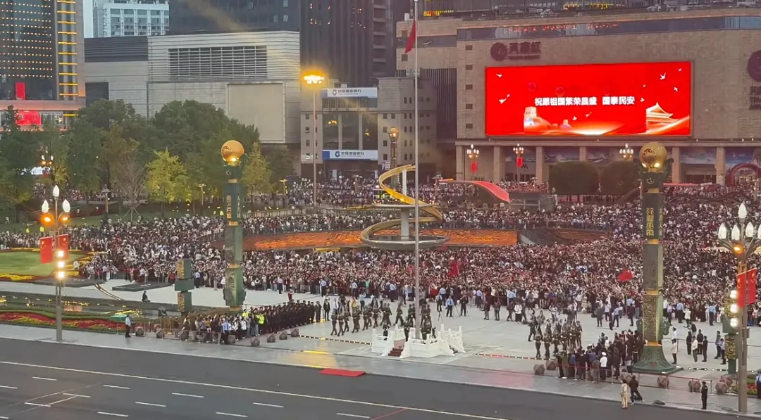 国庆当日，成都天府广场国旗飘扬！那抹红超燃！