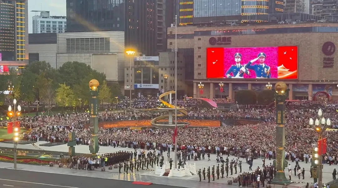 国庆当日，成都天府广场国旗飘扬！那抹红超燃！