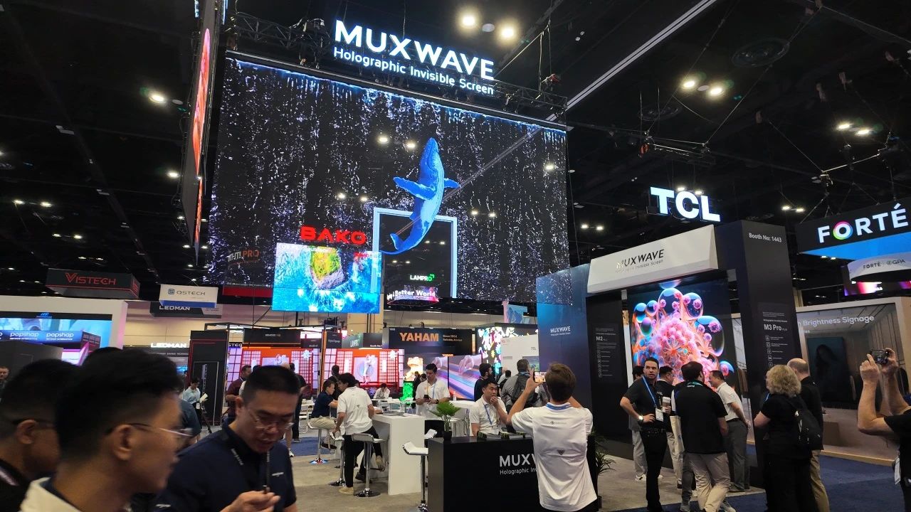 InfoComm 2025圆满收官 | 美矽微单端控制1080像素超长透明隐形模组引关注