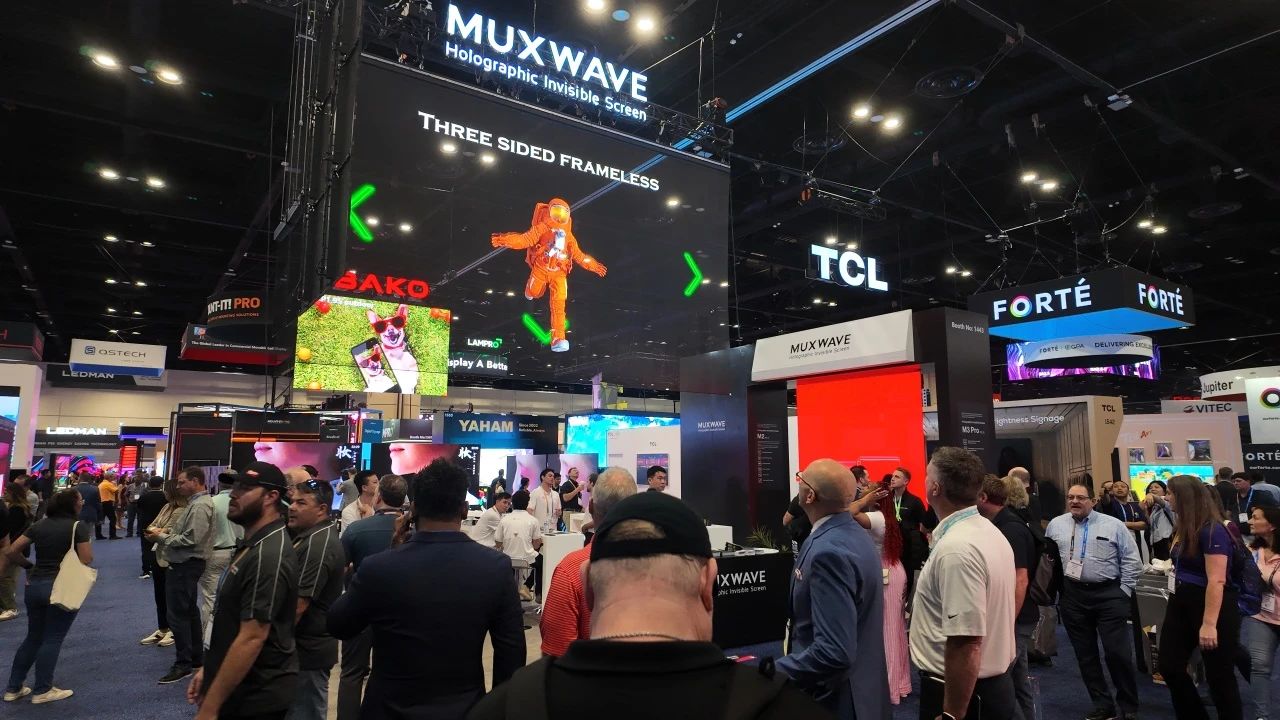 InfoComm 2025圆满收官 | 美矽微单端控制1080像素超长透明隐形模组引关注
