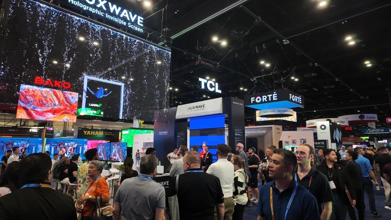 InfoComm 2025圆满收官 | 美矽微单端控制1080像素超长透明隐形模组引关注