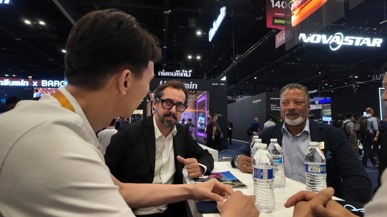 InfoComm 2025圆满收官 | 美矽微单端控制1080像素超长透明隐形模组引关注