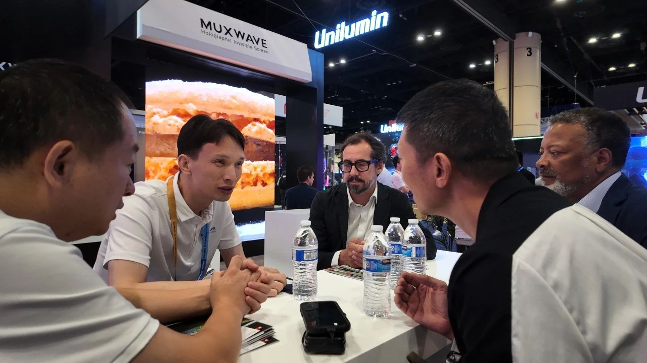 InfoComm 2025圆满收官 | 美矽微单端控制1080像素超长透明隐形模组引关注