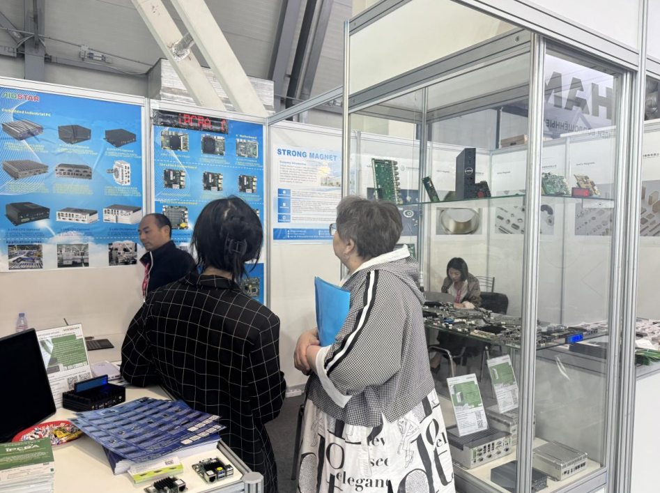 俄罗斯双工业展爱鑫微产品亮眼树莓派主板 DIY 聚人气