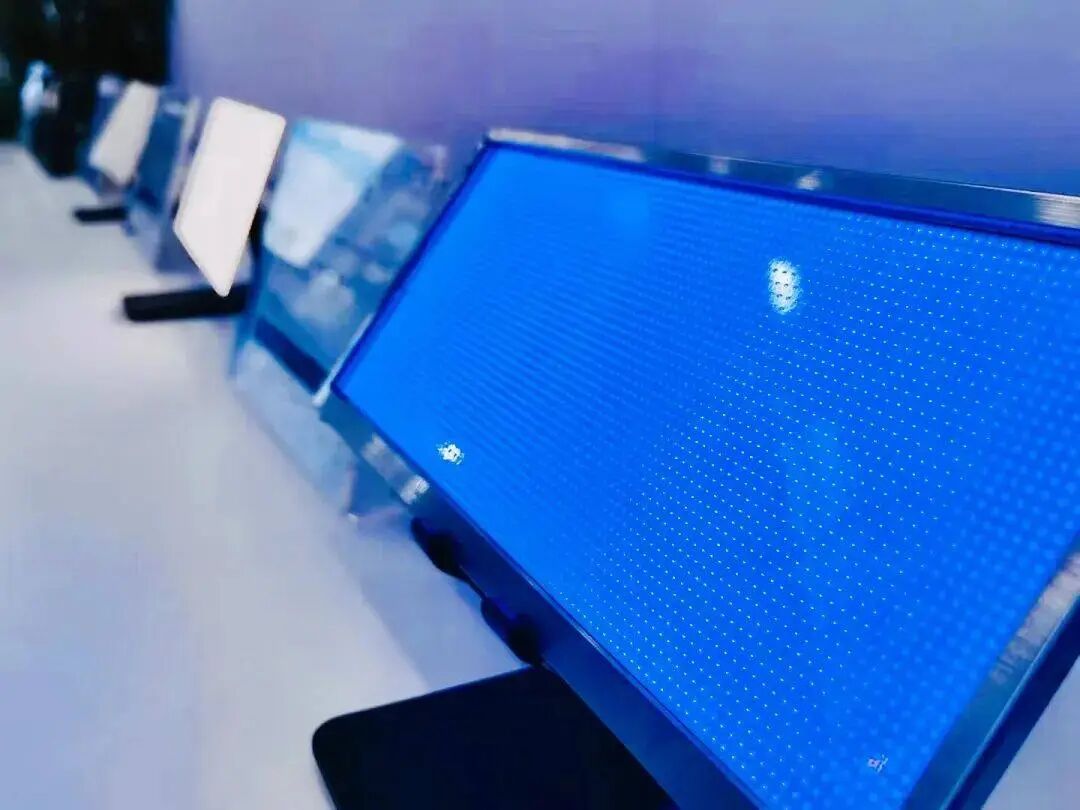 Mini LED 背光加速渗透，直显应用边界持续下探有何深意？