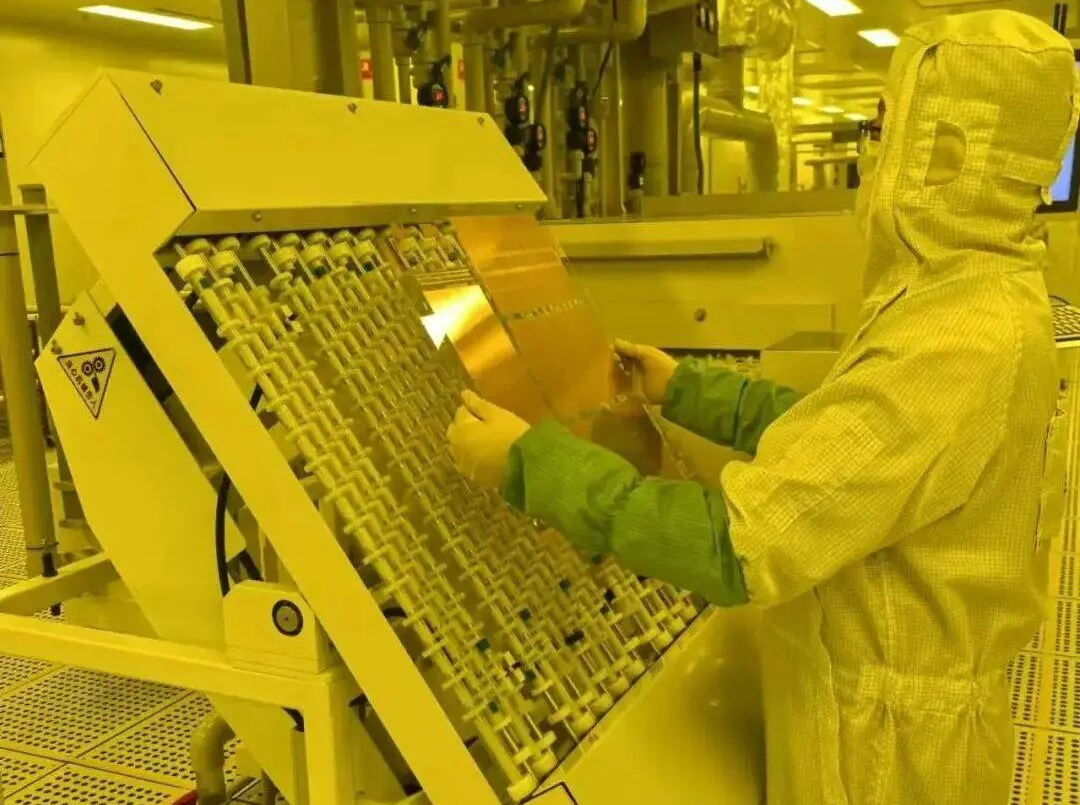 COB 与 MIP 技术路线融合:2025 年显示产业的 “竞合新范式” COB 与 MIP 技术路线融合:2025 年显示产业的 “竞合新范式”