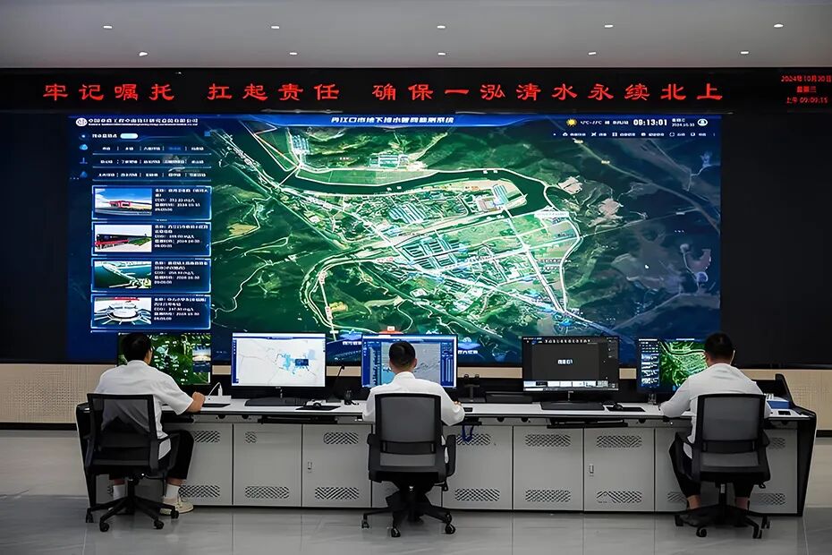 暴雨中的 “信息中枢”:LED 显示屏在城市防汛指挥中的核心作用解析 暴雨中的 “信息中枢”:LED 显示屏在城市防汛指挥中的核心作用解析