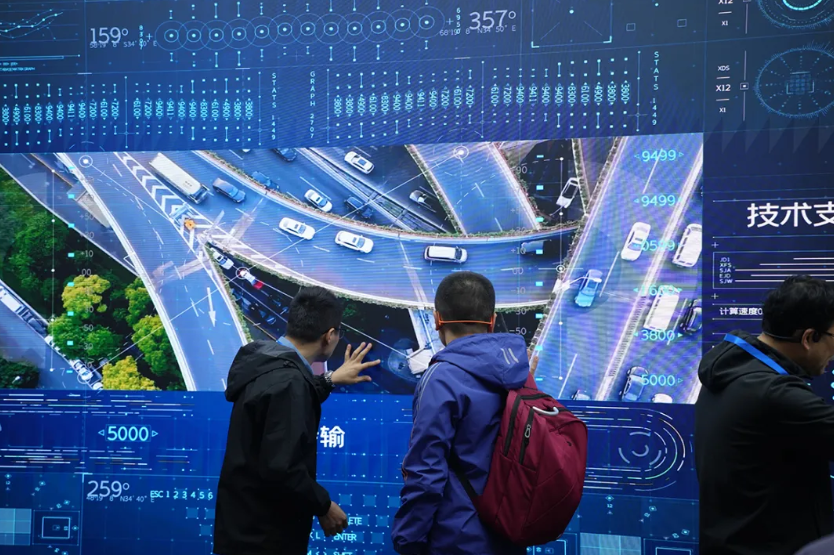 商业LED显示进入“场景定制化”时代,细分赛道的定制化趋势核心逻辑是什么? 商业LED显示进入“场景定制化”时代,细分赛道的定制化趋势核心逻辑是什么?