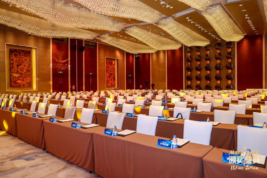 荣耀绽放！“破卷立新·显耀未来”2025年度慧聪LED显示屏行业品牌盛会颁奖盛典璀璨落幕！