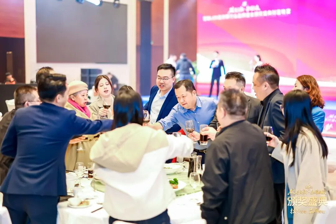 荣耀绽放！“破卷立新·显耀未来”2025年度慧聪LED显示屏行业品牌盛会颁奖盛典璀璨落幕！