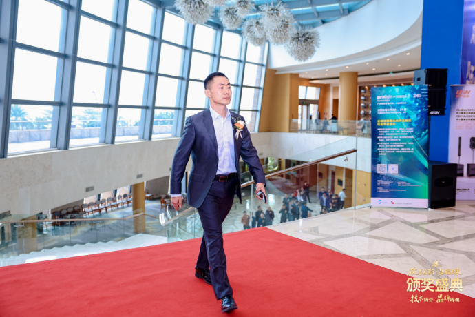 硬核实力双加冕！威能半导体揽获“创新成长”与“柔性透明显示”双奖！