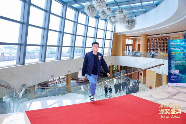 巨能伟业获评 “十佳智慧系统与电源解决方案品牌”，赋能LED大屏稳定运行