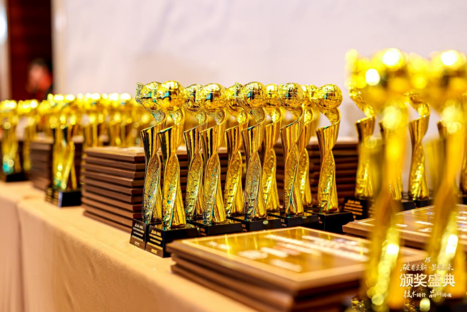 双奖加冕！锐拓显示荣获慧聪LED显示屏行业品牌盛会两项大奖