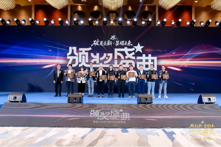 技术破界・荣誉加冕：小鸟科技再添两项行业大奖！