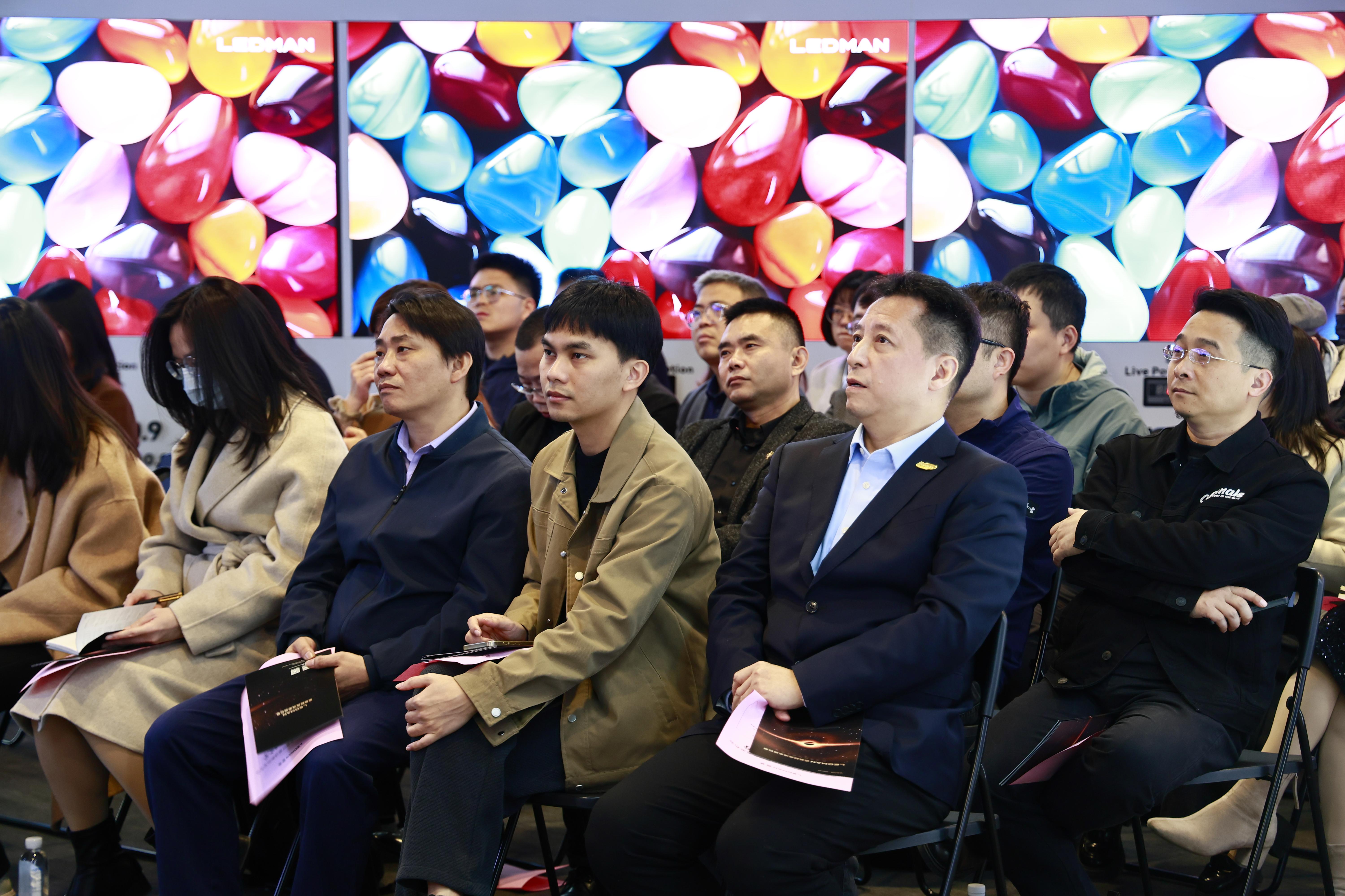 雷曼家庭巨幕墙:开启家居视觉革命,打造沉浸式生活新体验 雷曼家庭巨幕墙:开启家居视觉革命,打造沉浸式生活新体验