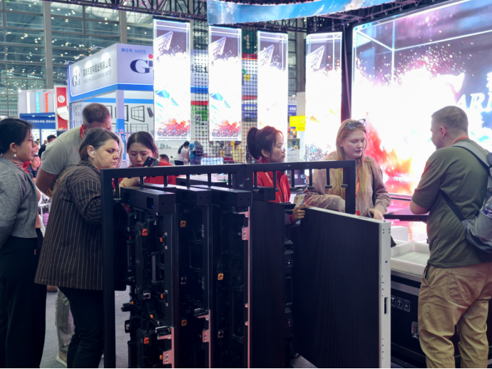 展会采访 | 科而美 成就美：解锁显示新体验，技术实力圈粉无数