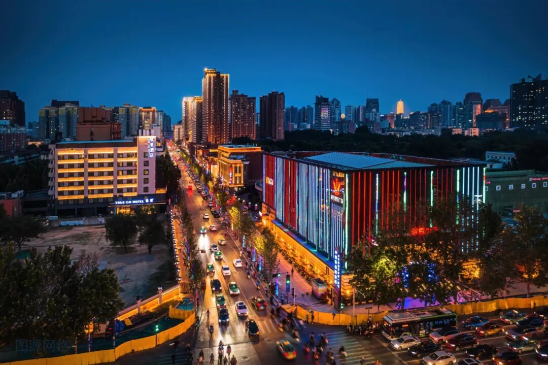 新显示拥抱未来  GQY户外裸眼3D大屏点亮郑州中心商圈