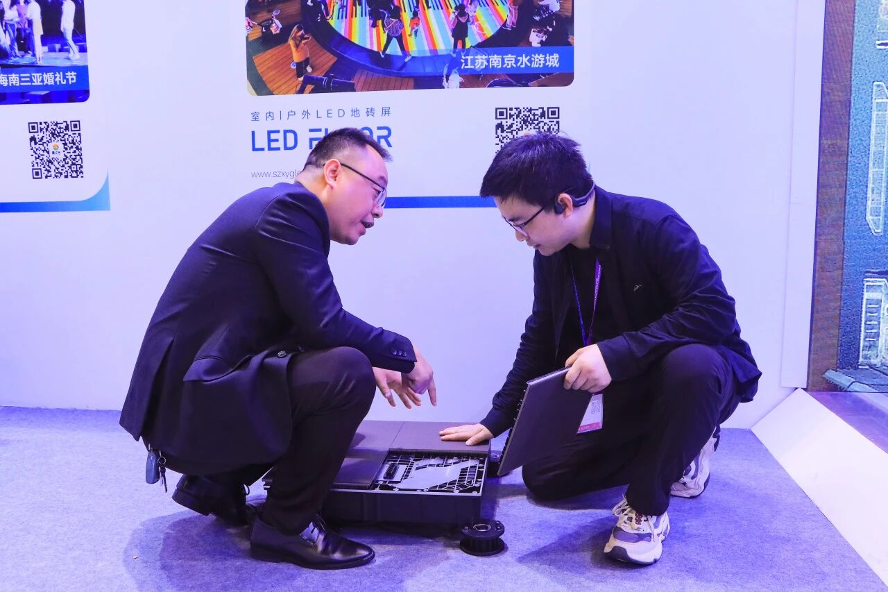 鑫亿光闪耀ISLE 2026：自动化产线全面赋能，GOB地砖屏定义行业新标杆！