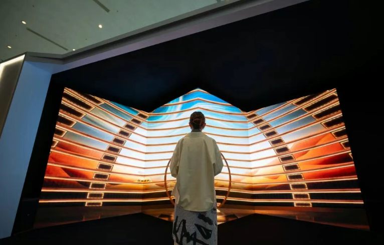 BOE(京东方)携手美高梅亮相国际顶级艺术盛会 以创新显示演绎科技与文化融合的新浪潮 BOE(京东方)携手美高梅亮相国际顶级艺术盛会 以创新显示演绎科技与文化融合的新浪潮