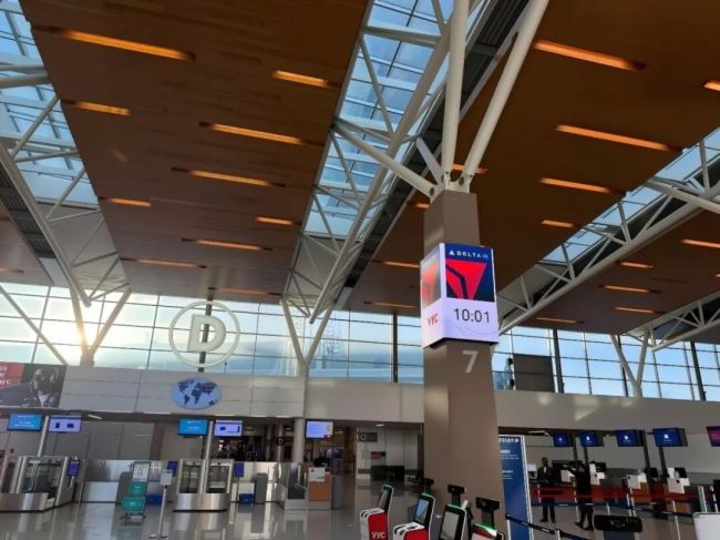 千万人潮，一屏尽览：联建光电助力卡尔加里国际机场交通枢纽新体验