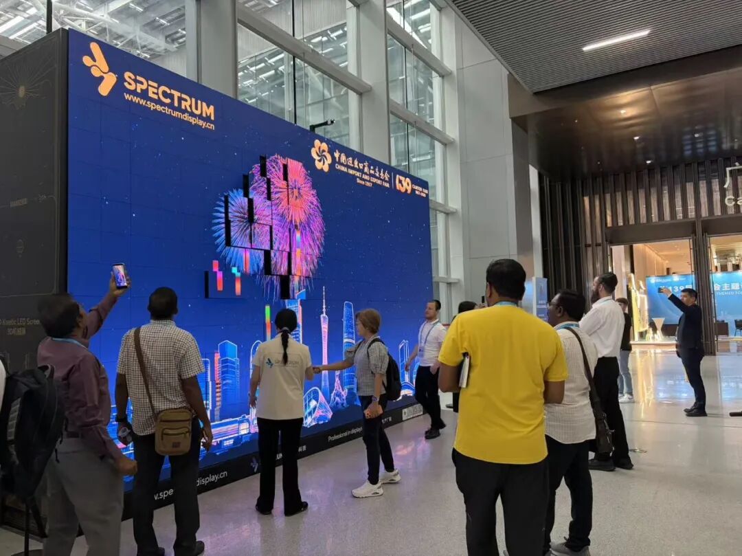 【***报道】获广东卫视重磅聚焦！揭秘建达强广交会 6x3.5m 户外伸缩机械屏黑科技